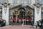 Otevírá se brána Buckinghamského paláce