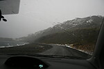 Deštěm a sněhem podél jezera Kleifarvatn