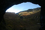 Pohled z jeskyně k puklině s vodopádem
