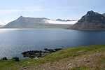 Pohled přes Norðurfjord na Trékyllisvík (Finnbogastaðir)