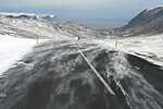Sníh vanoucí přes silnici nad Patreksfjordem
