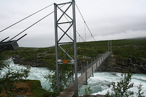 Most přes rozbouřené vody