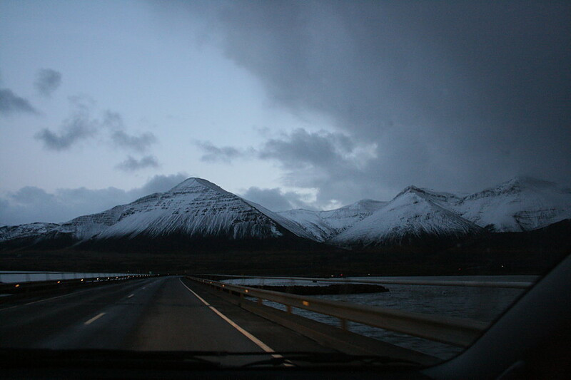Mraky parkují nad horami u Borgarnes