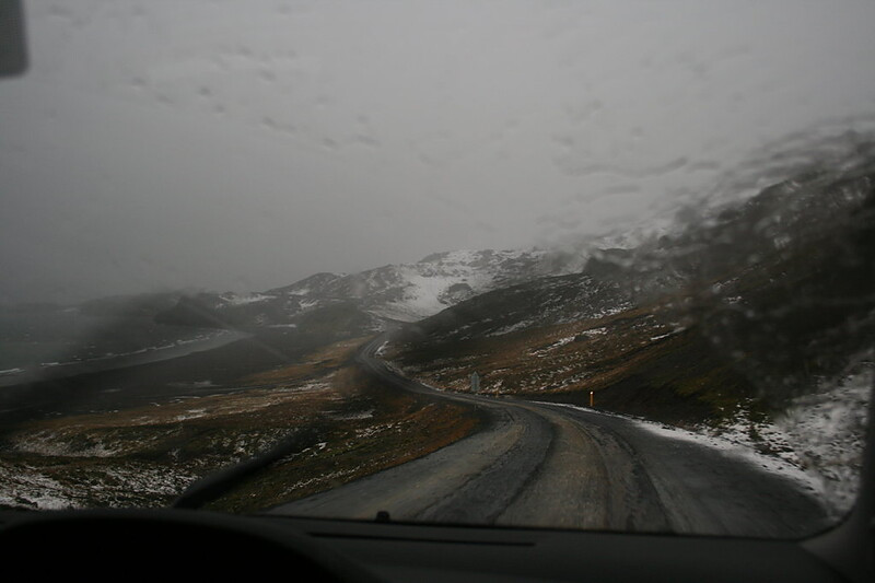 Deštěm a sněhem podél jezera Kleifarvatn