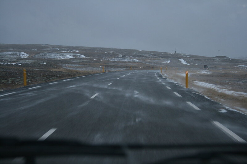 Sníh "tekoucí" po silnici