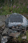 Pomníček Svartabjørn za hřbitovem pod tratí