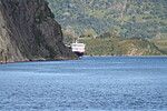 Hurtigruta vykukuje za rohem