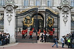 Otevírá se brána Buckinghamského paláce