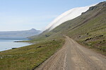 Mlha přetákající hřebeny v Reykjarfjordu